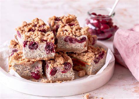 Streusel-Quark-Kuchen mit Mohn und Kirschen auf einem kleinen tiefen Backblech
