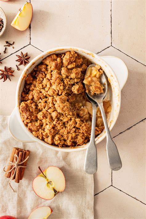 Streusel-Topping auf Apfelcrumble mit Haferflocken