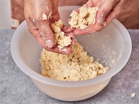 Streusel-Zubereitung in Schüssel