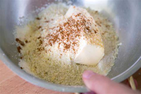Streusel-Zubereitung mit Mehl, Butter und Zucker