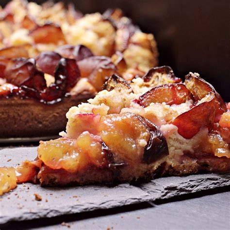 Streusel-Zwetschgenkuchen mit frischem Kaffee