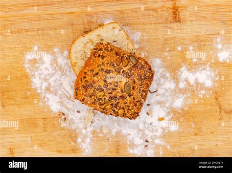 Streuselbrötchen frisch gebacken auf einem Holzbrett