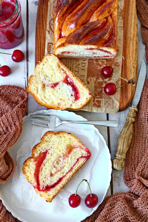 Streuselecken mit Marmelade angerichtet auf einem Holzbrett