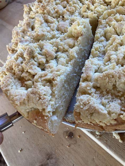 Streuselkuchen angeschnitten, saftiges Innere