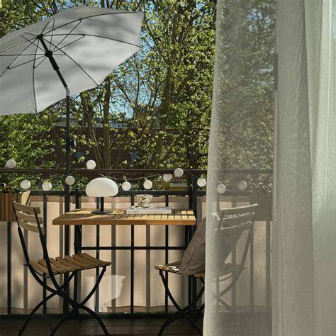 Streuselkuchen auf dem Balkon - natürliche Lichtaufnahme