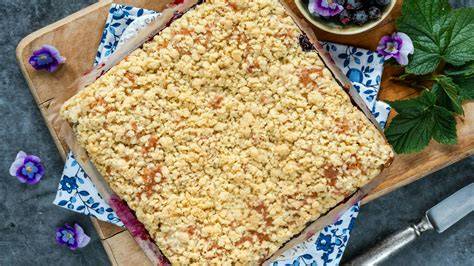 Streuselkuchen auf einem Blech, goldbraun gebacken