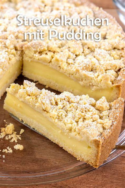 Streuselkuchen aufgeschnitten - Schichten Mürbeteig, Vanillepudding, Streusel