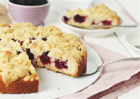 Streuselkuchen aufgeschnitten mit Himbeermarmelade