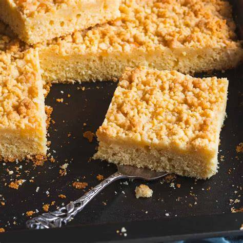 Streuselkuchen mit Hefe auf dem Blech und Nahaufnahme der knusprigen Streusel