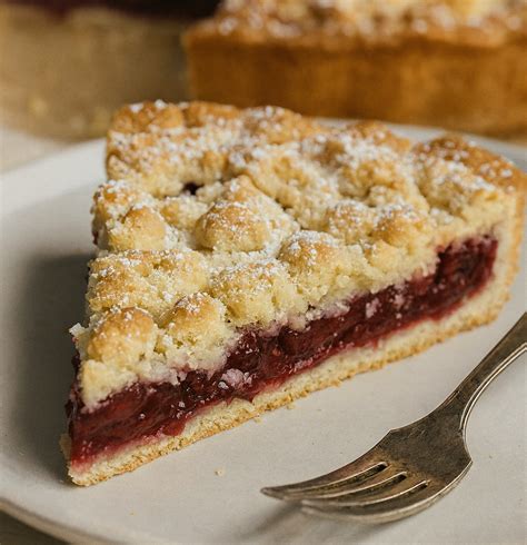 Streuselkuchen mit Kirschfüllung
