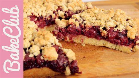 Streuselkuchen mit Kirschschicht und knusprigen Streuseln