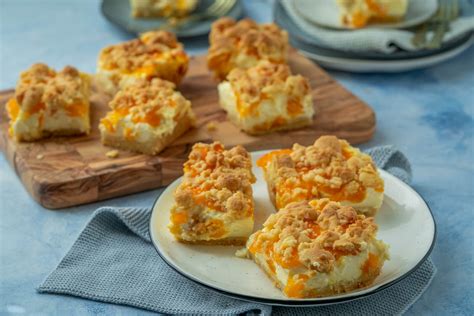 Streuselkuchen mit Mandarinen, angerichtet auf einer festlichen Kaffeetafel