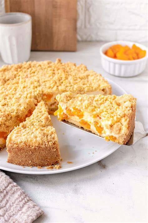 Streuselkuchen mit Mandarinen auf einem Teller