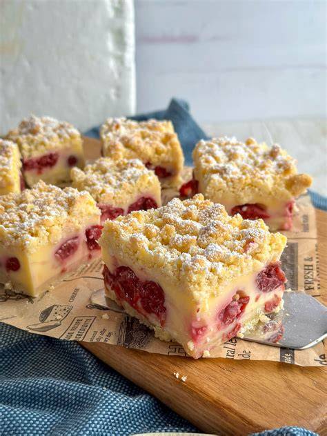 Streuselkuchen mit Quark und frischen Himbeeren auf einem Blech angerichtet