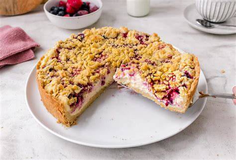Streuselkuchen mit Schmand und Beeren