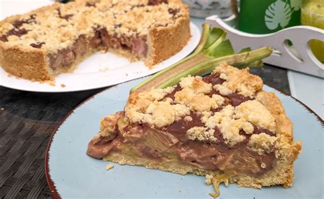 Streuselkuchen mit Schokopudding angeschnitten auf einer Kaffeetafel