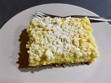 Streuselkuchen mit Vanillepudding aufgeschnitten