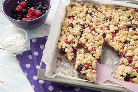 Streuselkuchen mit bunten Beeren auf Blech
