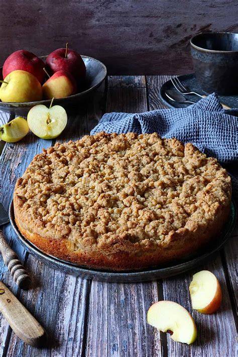 Streuselkuchen mit gemahlenen Haselnüssen auf einem Kuchenteller