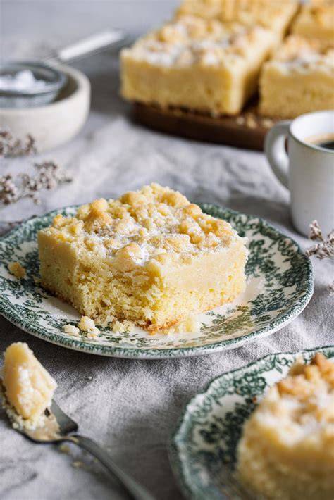Streuselkuchen mit goldgelben Streuseln auf einem Kuchengitter