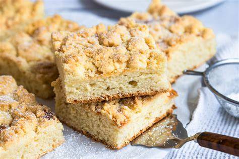 Streuselkuchen vom Blech, frisch gebacken und angeschnitten