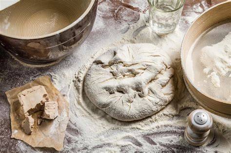 Streuselkuchen-Grundzutaten und Arbeitsfläche