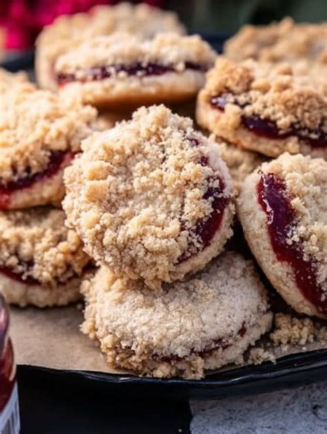 Streuselplätzchen mit Pudding auf Teller angerichtet