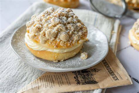 Streuseltaler frisch aus dem Ofen mit golden gebräunten Streuseln und cremiger Vanillefüllung