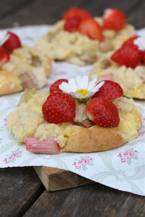 Streuseltaler mit Erdbeeren auf einem Blech