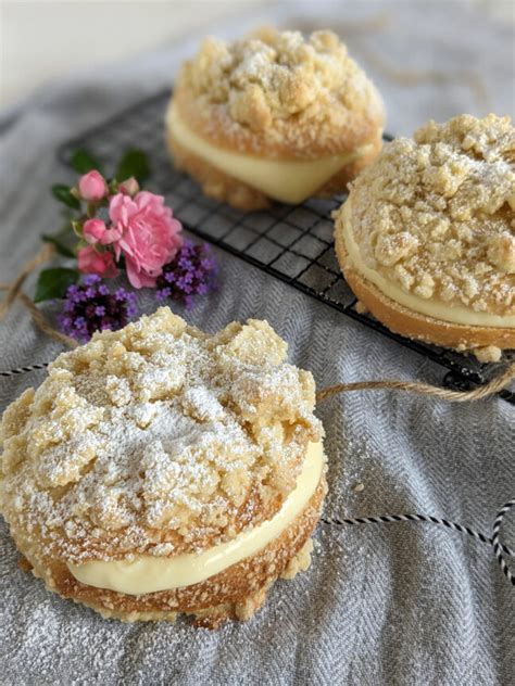 Streuseltaler mit Pudding, frisch gebacken und angeschnitten