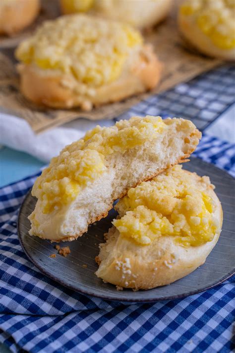 Streuseltaler mit Vanillepudding und Streuseln auf einem rustikalen Holzbrett