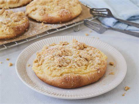 Streuseltaler vor dem Backen, mit Pudding und Streuseln belegt