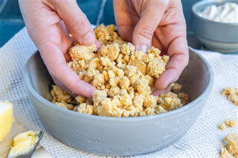 Streuselteig: Butter einarbeiten, Streusel herstellen