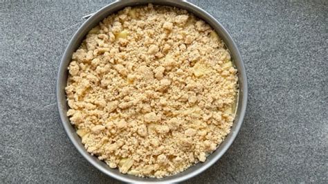 Streuselteig in Springform mit Käsekuchenfüllung