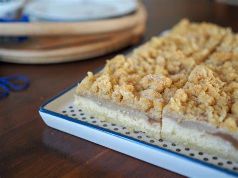Streuselwecken mit Haselnussstreusel, Nahaufnahme