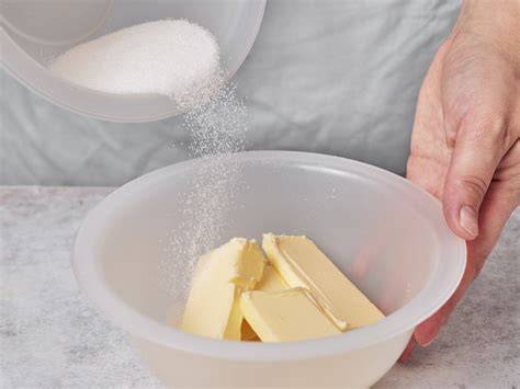Streuselzubereitung: Butter, Mehl, Zucker in der Rührschüssel