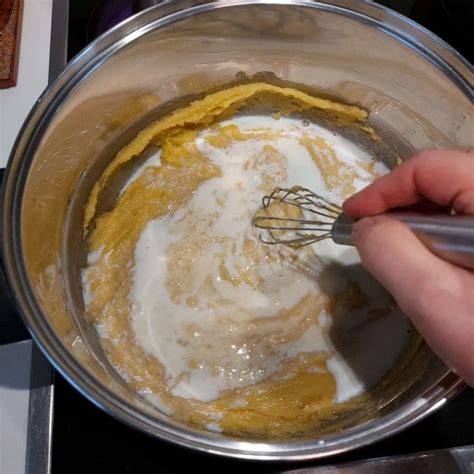 Streuselzubereitung Schritt für Schritt mit Zesten, Butter und Mehl