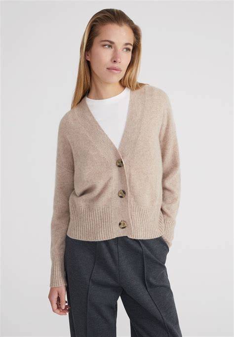 Strickjacke Nougat Farbschema und Kombinationsideen