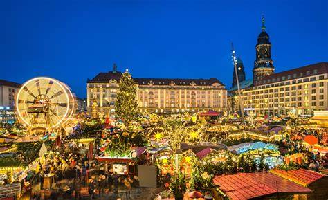 Striezelmarkt Dresden mit traditionellen Lebkuchenständen