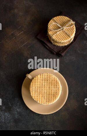 Stroopwafel auf heißer Tasse Kaffee