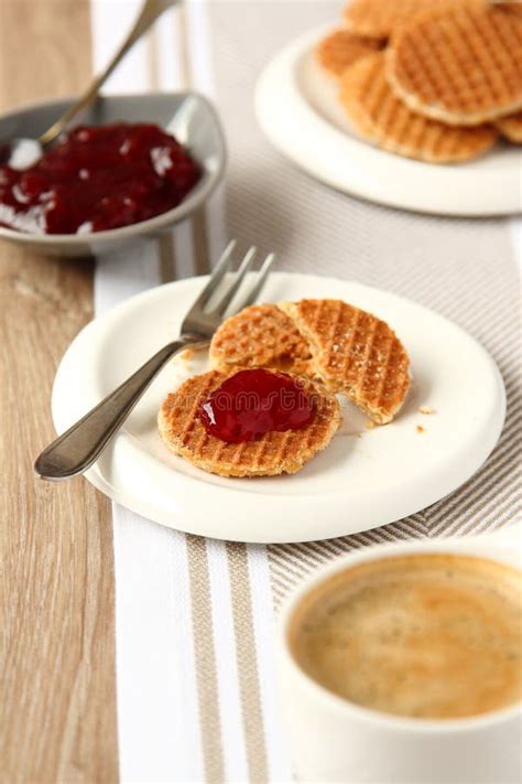 Stroopwafels auf einer Tasse Kaffee
