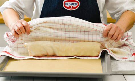 Strudel aufgereiht auf einem Backblech