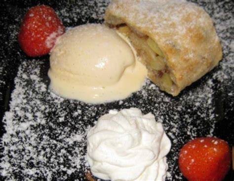 Strudel mit Vanilleeis und frischen Früchten serviert