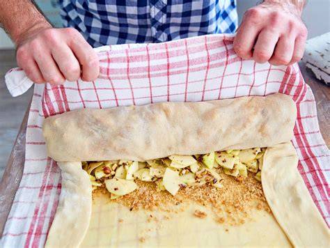 Strudelteig ausziehen mit Handrücken