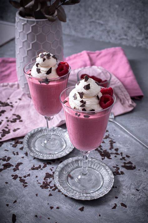 Struktur des Himbeermousse in Dessertgläsern