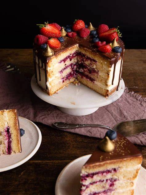 Strukturierte Fruchttorte mit Schokodrip und Beeren - Innenansicht