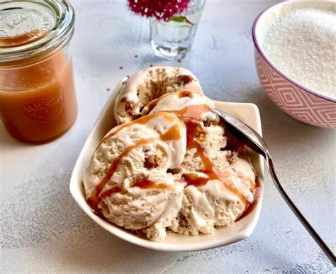 Studentenfutter-Eis mit Karamellsauce
