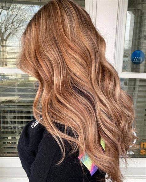 Styling mit karamellfarbenen Locken