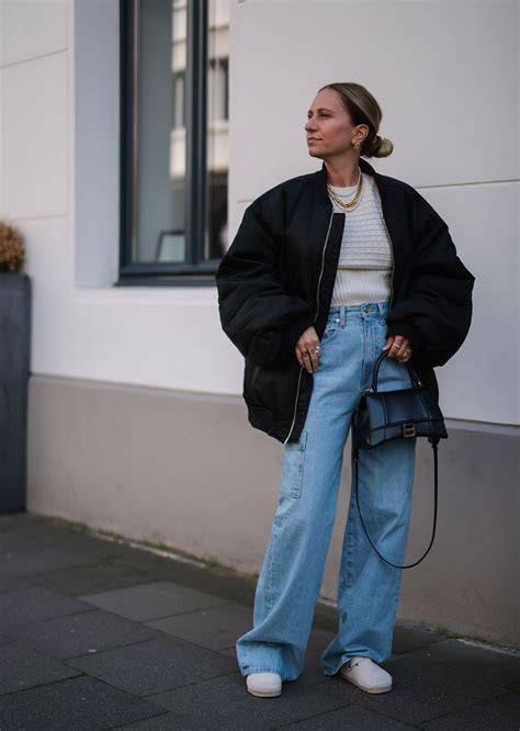 Styling-Beispiel Croissant Pullover mit Jeans und Sneakern