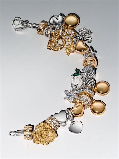 Styling-Inspiration: Charm-Armband mit saisonalem Anhänger